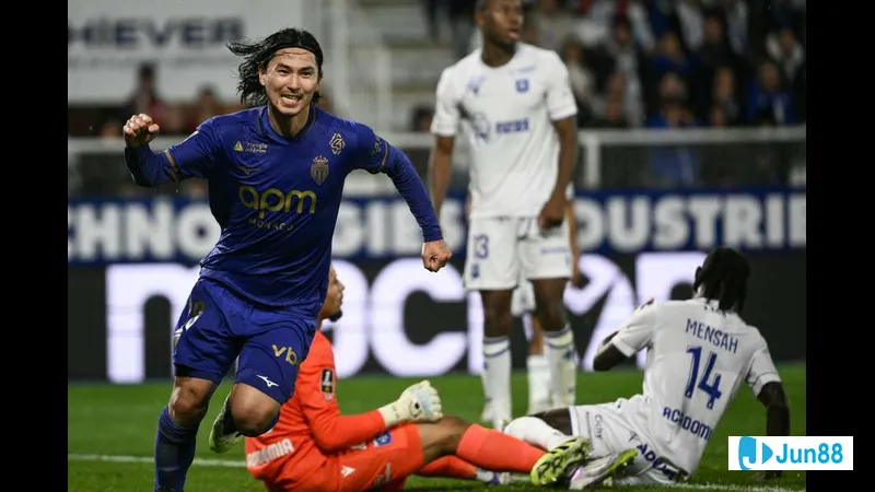 Cầu thủ Erokspor và Hatayspor cạnh tranh quả bóng trong trận đấu gay cấn Cầu thủ Erokspor và Hatayspor cạnh tranh quả bóng trong trận đấu gay cấn