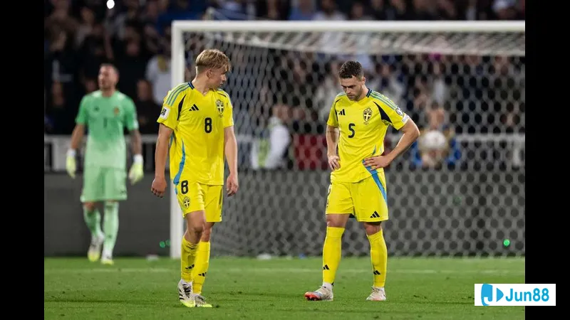 Hình ảnh các cầu thủ của Graficar Beograd và Dinamo Jug đối đầu trực diện trên sân cỏ