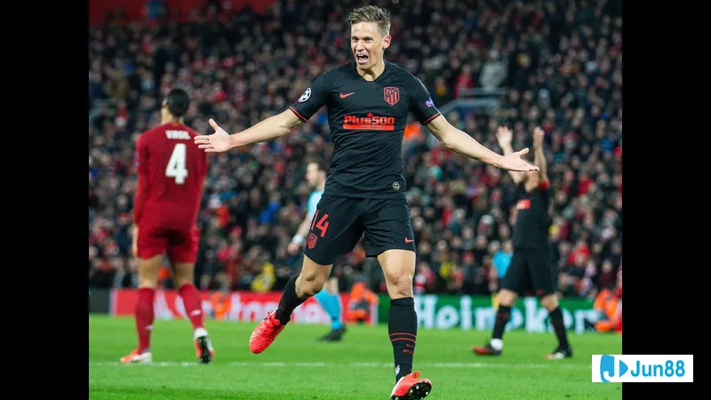 Liverpool vs Atletico Madrid: Cầu thủ Liverpool thực hiện cú sút nguy hiểm vào khung thành…