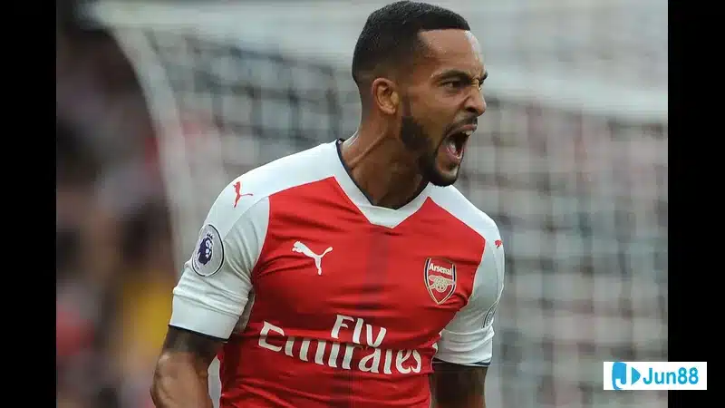 Theo Walcott trong buổi họp báo bị chỉ trích về chiến thuật Theo Walcott trong buổi họp báo bị chỉ trích về chiến thuật