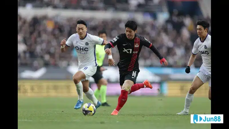 Cầu thủ Gangwon thể hiện sự quyết tâm khi chống lại cầu thủ Anyang trong trận đấu Cầu thủ Gangwon thể hiện sự quyết tâm khi chống lại cầu thủ Anyang trong trận đấu