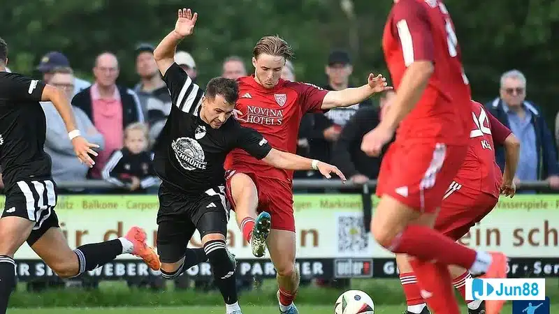 Cầu thủ của Neudrossenfeld tấn công mạnh mẽ trước hàng phòng ngự của FC Coburg Cầu thủ của Neudrossenfeld tấn công mạnh mẽ trước hàng phòng ngự của FC Coburg