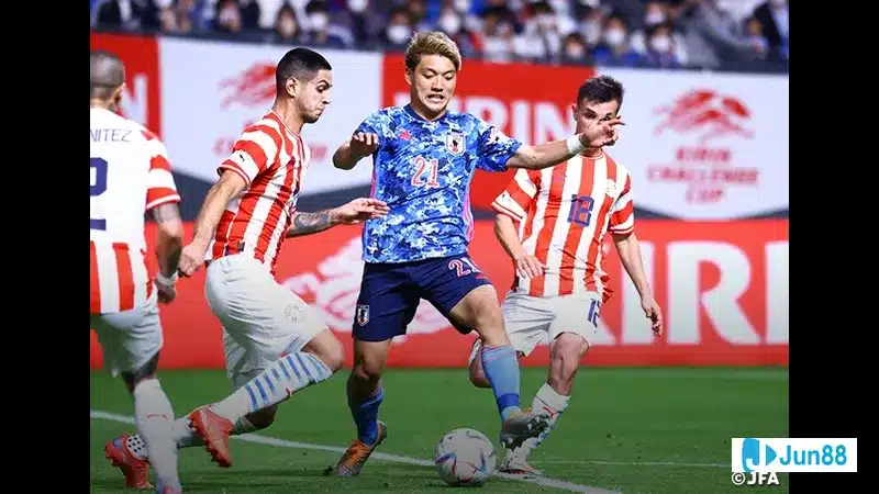 Cầu thủ Nhật Bản với sự quyết tâm ghi bàn trong trận đấu với Paraguay