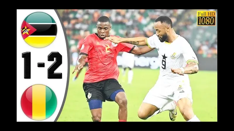 Cầu thủ Yemen dẫn bóng trước cầu thủ Brunei trong trận đấu bóng đá giữa hai đội Cầu thủ Yemen dẫn bóng trước cầu thủ Brunei trong trận đấu bóng đá giữa hai đội